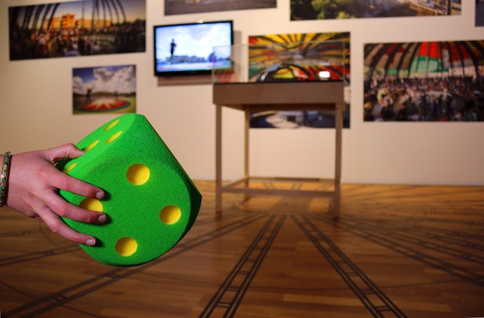 Glück, Zufall und Geschick! Wer macht mit? –  Spielend durch die Ausstellung Beyond States